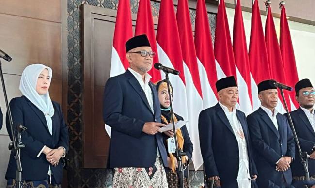 Menteri Haji dan Umrah Mochamad Irfan Yusuf memimpin konferensi pers kepulangan Amirul Hajj di Bandara Soekarno Hatta, Banten, Senin (8/6/2026). (Foto: Antara/Asep Firmansyah)