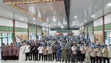Jemaah haji Kloter 02 Debarkasi Banjarmasin, Kalsel berasal dari Kabupaten Banjar mengikuti acara penyambutan kedatangan mereka di Asrama Haji Kota Banjarbaru, Jumat (5/6/2026). (Foto: Antara/Sukarli)