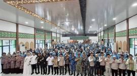 Jemaah haji Kloter 02 Debarkasi Banjarmasin, Kalsel berasal dari Kabupaten Banjar mengikuti acara penyambutan kedatangan mereka di Asrama Haji Kota Banjarbaru, Jumat (5/6/2026). (Foto: Antara/Sukarli)