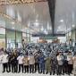 Jemaah haji Kloter 02 Debarkasi Banjarmasin, Kalsel berasal dari Kabupaten Banjar mengikuti acara penyambutan kedatangan mereka di Asrama Haji Kota Banjarbaru, Jumat (5/6/2026). (Foto: Antara/Sukarli)
