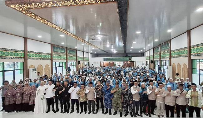 Jemaah haji Kloter 02 Debarkasi Banjarmasin, Kalsel berasal dari Kabupaten Banjar mengikuti acara penyambutan kedatangan mereka di Asrama Haji Kota Banjarbaru, Jumat (5/6/2026). (Foto: Antara/Sukarli)