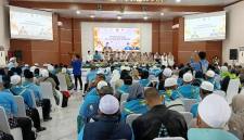 Jemaah haji Kloter 05 Debarkasi Banjarmasin saat tiba di tanah air di Asrama Haji di Kota Banjarbaru setelah melaksananankan ibadah haji 1447 H/2026 M, pada 10 Juni 2026. (Foto: Antara)