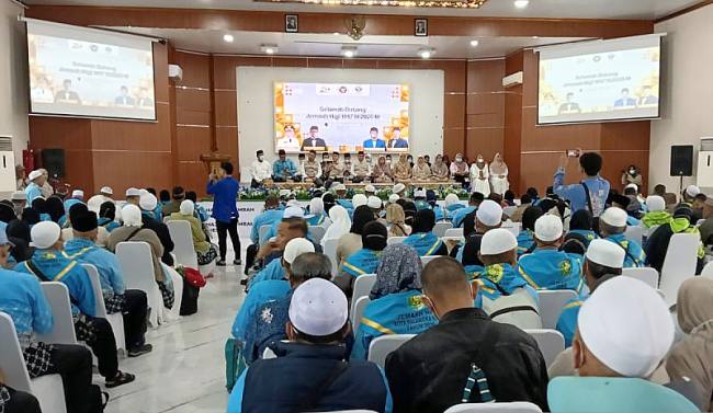 Jemaah haji Kloter 05 Debarkasi Banjarmasin saat tiba di tanah air di Asrama Haji di Kota Banjarbaru setelah melaksananankan ibadah haji 1447 H/2026 M, pada 10 Juni 2026. (Foto: Antara)