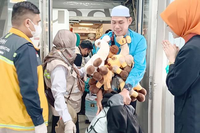 Kedatangan jemaah haji Kloter 08 Debarkasi Banjarmasin asal gabungan dari Kalsel dan Kalteng tiba di tanah air setelah melaksanakan ibadah haji tahun 1447 H / 2026 M di Bandara Syamsuddin Noor Banjarmasin, Minggu (14/6/2026). (Foto: PPIH Debarkasi Banjarmasin)
