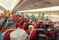 Jemaah haji Kloter 09 Debarkasi Banjarmasin asal Kabupaten Tanah Laut masih di dalam pesawat saat tiba di tanah air di Bandara Internasional Syamsuddin Noor Banjarmasin, Selasa (16/6/2026). (Foto: PPIH Debarkasi Banjarmasin)