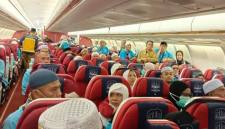 Jemaah haji Kloter 09 Debarkasi Banjarmasin asal Kabupaten Tanah Laut masih di dalam pesawat saat tiba di tanah air di Bandara Internasional Syamsuddin Noor Banjarmasin, Selasa (16/6/2026). (Foto: PPIH Debarkasi Banjarmasin)