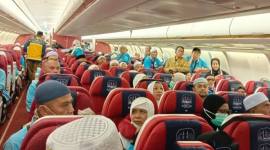 Jemaah haji Kloter 09 Debarkasi Banjarmasin asal Kabupaten Tanah Laut masih di dalam pesawat saat tiba di tanah air di Bandara Internasional Syamsuddin Noor Banjarmasin, Selasa (16/6/2026). (Foto: PPIH Debarkasi Banjarmasin)