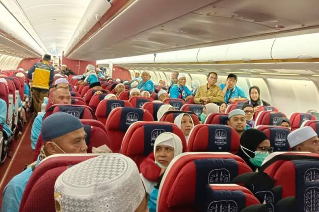 Jemaah haji Kloter 09 Debarkasi Banjarmasin asal Kabupaten Tanah Laut masih di dalam pesawat saat tiba di tanah air di Bandara Internasional Syamsuddin Noor Banjarmasin, Selasa (16/6/2026). (Foto: PPIH Debarkasi Banjarmasin)