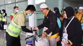 Kedatangan jamaah haji Kloter 11 Debarkasi Banjarmasin asal Kabupaten Hulu Sungai Utara (HSU) di Bandara Internasional Syamsuddin Noor Banjarmasin setelah melaksanakan ibadah haji 2026, Jumat (19/6/2026). (Foto: PPIH Debarkasi Banjarmasin)