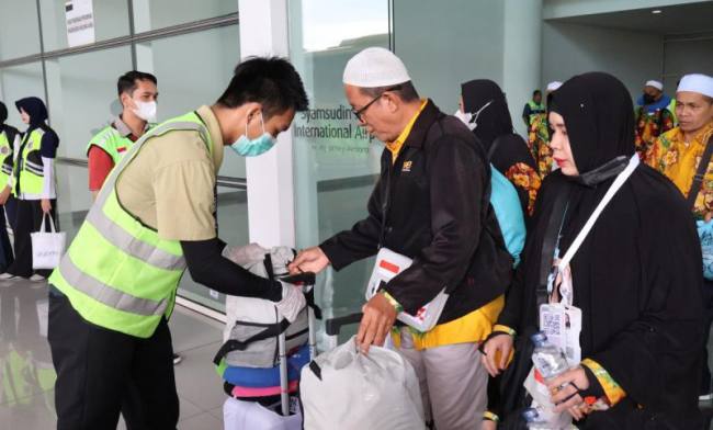 Kedatangan jamaah haji Kloter 11 Debarkasi Banjarmasin asal Kabupaten Hulu Sungai Utara (HSU) di Bandara Internasional Syamsuddin Noor Banjarmasin setelah melaksanakan ibadah haji 2026, Jumat (19/6/2026). (Foto: PPIH Debarkasi Banjarmasin)