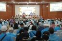 Jemaah haji Kloter 13 Debarkasi Banjarmasin asal Kabupaten Tanah Bumbu dan Kotabaru tahun 1447 H / 2026 M saat mengikuti acara penyambutan di asrama haji di Kota Banjarbaru setelah tiba di tanah air, Senin (22/6/2026). (Foto: PPIH Debarkasi Banjarmasin)
