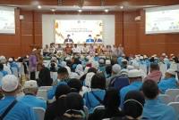 Jemaah haji Kloter 13 Debarkasi Banjarmasin asal Kabupaten Tanah Bumbu dan Kotabaru tahun 1447 H / 2026 M saat mengikuti acara penyambutan di asrama haji di Kota Banjarbaru setelah tiba di tanah air, Senin (22/6/2026). (Foto: PPIH Debarkasi Banjarmasin)
