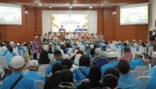 Jemaah haji Kloter 13 Debarkasi Banjarmasin asal Kabupaten Tanah Bumbu dan Kotabaru tahun 1447 H / 2026 M saat mengikuti acara penyambutan di asrama haji di Kota Banjarbaru setelah tiba di tanah air, Senin (22/6/2026). (Foto: PPIH Debarkasi Banjarmasin)