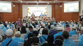 Jemaah haji Kloter 13 Debarkasi Banjarmasin asal Kabupaten Tanah Bumbu dan Kotabaru tahun 1447 H / 2026 M saat mengikuti acara penyambutan di asrama haji di Kota Banjarbaru setelah tiba di tanah air, Senin (22/6/2026). (Foto: PPIH Debarkasi Banjarmasin)
