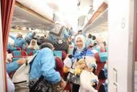 Jemaah haji Kloter 18 Debarkasi Banjarmasin saat bersiap keluar pesawat setelah tiba di tanah air di Bandara Syamsuddin Noor Banjarmasin, Selasa (30/6/2026). (Foto: PPIH Debarkasi Banjarmasin)