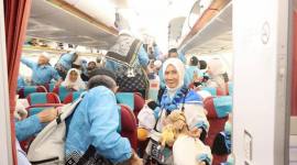 Jemaah haji Kloter 18 Debarkasi Banjarmasin saat bersiap keluar pesawat setelah tiba di tanah air di Bandara Syamsuddin Noor Banjarmasin, Selasa (30/6/2026). (Foto: PPIH Debarkasi Banjarmasin)