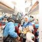 Jemaah haji Kloter 18 Debarkasi Banjarmasin saat bersiap keluar pesawat setelah tiba di tanah air di Bandara Syamsuddin Noor Banjarmasin, Selasa (30/6/2026). (Foto: PPIH Debarkasi Banjarmasin)