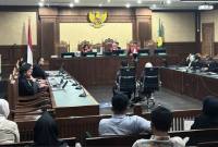 Dua terdakwa kasus dugaan pemerasan sertifikat K3, Miki Mahfud dan Temurila dalam sidang pembacaan putusan di Pengadilan Tindak Pidana Korupsi pada Pengadilan Negeri Jakarta Pusat, Kamis (4/6/2026) malam. (Foto: Antara/Agatha Olivia V)
