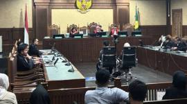 Dua terdakwa kasus dugaan pemerasan sertifikat K3, Miki Mahfud dan Temurila dalam sidang pembacaan putusan di Pengadilan Tindak Pidana Korupsi pada Pengadilan Negeri Jakarta Pusat, Kamis (4/6/2026) malam. (Foto: Antara/Agatha Olivia V)
