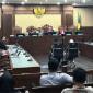 Dua terdakwa kasus dugaan pemerasan sertifikat K3, Miki Mahfud dan Temurila dalam sidang pembacaan putusan di Pengadilan Tindak Pidana Korupsi pada Pengadilan Negeri Jakarta Pusat, Kamis (4/6/2026) malam. (Foto: Antara/Agatha Olivia V)
