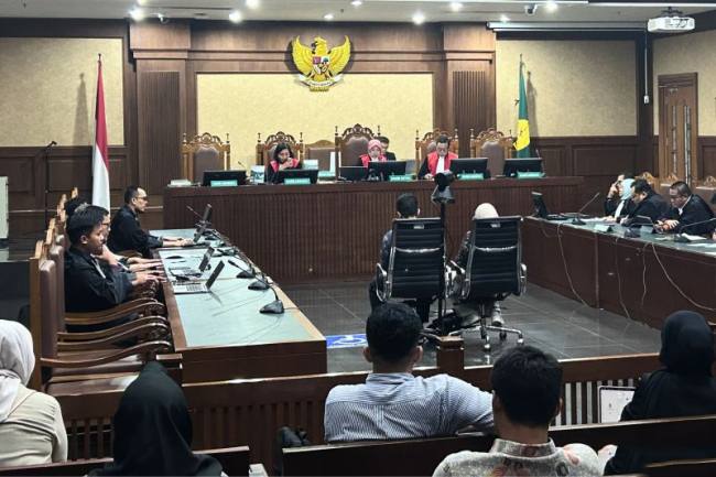 Dua terdakwa kasus dugaan pemerasan sertifikat K3, Miki Mahfud dan Temurila dalam sidang pembacaan putusan di Pengadilan Tindak Pidana Korupsi pada Pengadilan Negeri Jakarta Pusat, Kamis (4/6/2026) malam. (Foto: Antara/Agatha Olivia V)
