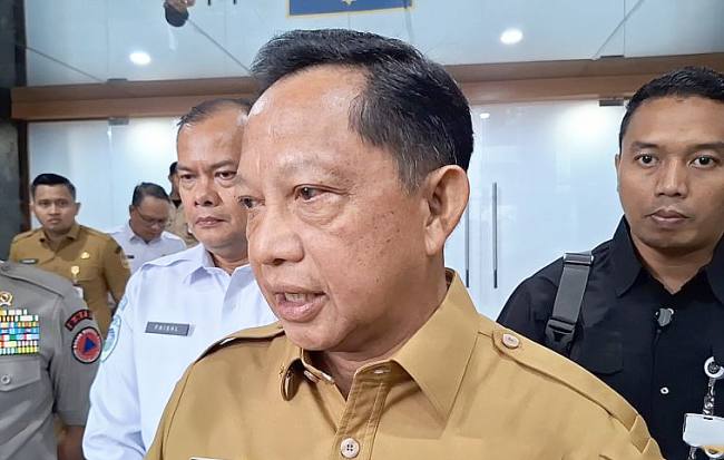 Menteri Dalam Negeri (Mendagri) Tito Karnavian memberikan keterangan kepada wartawan usai rapat kesiapsiagaan mengantisipasi dampak El Nino di Kantor Pusat Kementerian Dalam Negeri (Kemendagri), Jakarta Pusat, Senin (29/6/6/2026). (Foto: Antara/Fianda Sjofjan R)