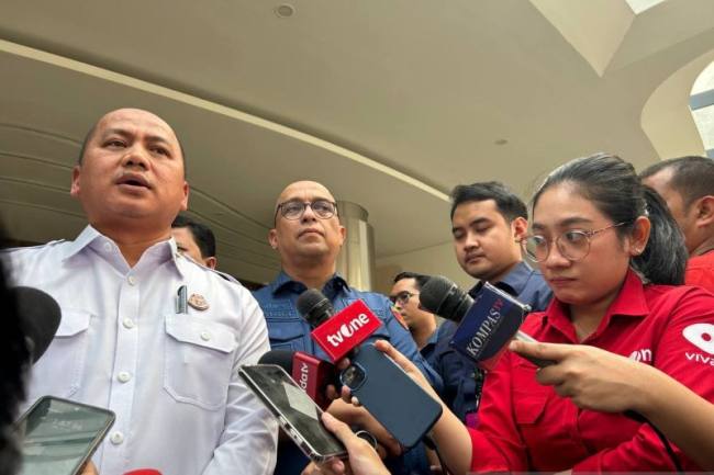 Direktur Penyidikan (Dirdik) Jaksa Agung Muda Bidang Tindak Pidana Khusus (Jampidsus) Kejagung Syarief Sulaeman Nahdi (tengah) memberikan keterangan di Gedung Bundar Kejaksaan Agung, Kamis (11/6/2026). (Foto: Antara/Laily Rahmawaty)