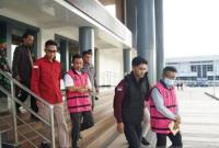 
Dua tersangka dugaan korupsi batu bara ilegal ditahan Kejati Kaltim. (Foto: Dok Kejati Kaltim)

