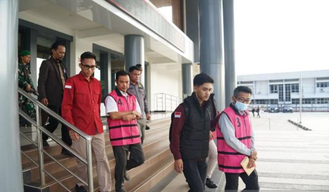 
Dua tersangka dugaan korupsi batu bara ilegal ditahan Kejati Kaltim. (Foto: Dok Kejati Kaltim)
