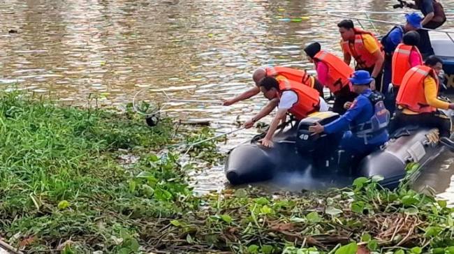 Sungai di kawasan Siring Nol Km Banjarmasin saat dilakukan pembersihan. Foto : istimewa