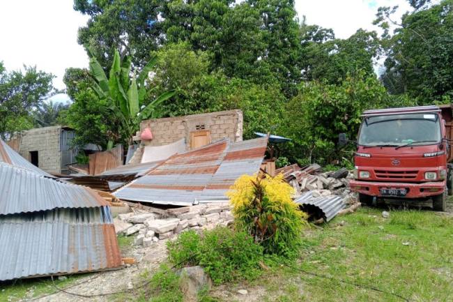RUMAH warga di Desa Kamarora B Kecamatan Nokilalaki, Kabupaten Sigi, Sulawesi Tengah usai terjadi gempa bumi berkekuatan magnitudo 6,7 pada Selasa (16/6/2026). (Foto: BPBD Sigi)