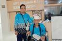 H Kasrun Sahidin Abdullah yang merupakan haji tertua Debarkasi Banjarmasin tahun 1447 H / 2026 M, yakni berusia 101 tahun dan sang anak saat tiba di tanah air pada Kloter 17 di asrama haji di Kota Banjarbaru, Minggu (28/6/2026). (Foto: PPIH Debarkasi Banjarmasin)