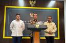 Mensesneg Prasetyo Hadi (tengah), Seskab Teddy Indra Wijaya (kiri) dan Kepala Bakom Muhammad Qodari dlaam konferensi pers di Jakarta, Selasa (2/6/2026). (Foto: Antara/Genta T Mawangi)