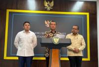 Mensesneg Prasetyo Hadi (tengah), Seskab Teddy Indra Wijaya (kiri) dan Kepala Bakom Muhammad Qodari dalam konferensi pers di Jakarta, Selasa (2/6/2026). (Foto: Antara/Genta T Mawangi)