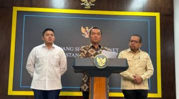 Mensesneg Prasetyo Hadi (tengah), Seskab Teddy Indra Wijaya (kiri) dan Kepala Bakom Muhammad Qodari dlaam konferensi pers di Jakarta, Selasa (2/6/2026). (Foto: Antara/Genta T Mawangi)