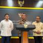 Mensesneg Prasetyo Hadi (tengah), Seskab Teddy Indra Wijaya (kiri) dan Kepala Bakom Muhammad Qodari dlaam konferensi pers di Jakarta, Selasa (2/6/2026). (Foto: Antara/Genta T Mawangi)