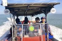 Tim SAR gabungan menyisir perairan di lokasi kecelakaan kapal untuk mencari korban hilang di perairan Desa Labuan Mas, Pulau Laut Selatan, Kabupaten Kotabaru, Kalimantan Selatan, Rabu (17/6/2026). (Foto: Kantor SAR Banjarmasin)