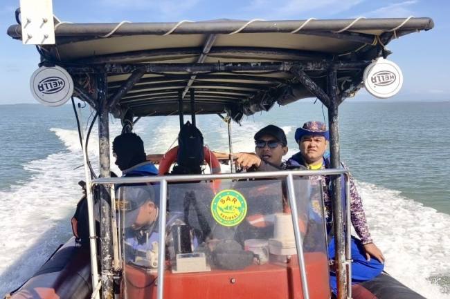Tim SAR gabungan menyisir perairan di lokasi kecelakaan kapal untuk mencari korban hilang di perairan Desa Labuan Mas, Pulau Laut Selatan, Kabupaten Kotabaru, Kalimantan Selatan, Rabu (17/6/2026). (Foto: Kantor SAR Banjarmasin)