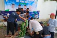 SEMBELIH KURBAN-Prosesi penyembelihan sapi kurban di halaman belakang Sekretariat DPRD Provinsi Kalsel bantuan Bank Kalsel. (Foto: DokPresromDPRDKalsel)