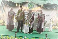 MENUJU SD- Keysha Aprly Alfathunnisa kelas B7 peserta Haflah Akhirussanah Angkatan ke-38 PAUD Terpadu Islam Sabilal Muhtadin Banjarmasin, Kamis (11/6) saat dilepas menuju SD oleh Pimpinan Lembaga Nasrulah.(Foto: DokPaud Sabilal)