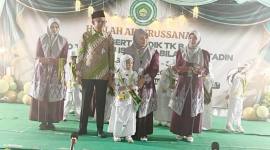 MENUJU SD- Keysha Aprly Alfathunnisa kelas B7 peserta Haflah Akhirussanah Angkatan ke-38 PAUD Terpadu Islam Sabilal Muhtadin Banjarmasin, Kamis (11/6) saat dilepas menuju SD oleh Pimpinan Lembaga Nasrulah.(Foto: DokPaud Sabilal)