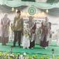 MENUJU SD- Keysha Aprly Alfathunnisa kelas B7 peserta Haflah Akhirussanah Angkatan ke-38 PAUD Terpadu Islam Sabilal Muhtadin Banjarmasin, Kamis (11/6) saat dilepas menuju SD oleh Pimpinan Lembaga Nasrulah.(Foto: DokPaud Sabilal)