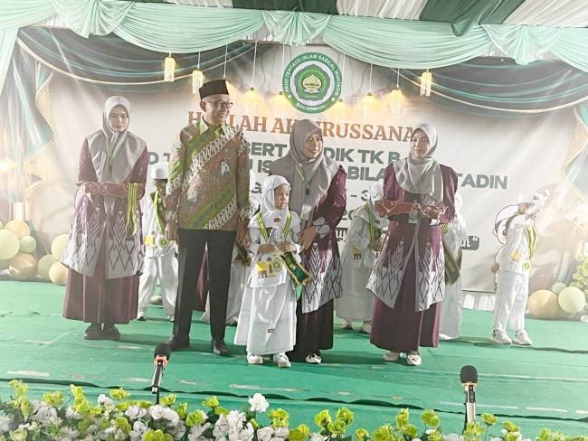 MENUJU SD- Keysha Aprly Alfathunnisa kelas B7 peserta Haflah Akhirussanah Angkatan ke-38 PAUD Terpadu Islam Sabilal Muhtadin Banjarmasin, Kamis (11/6) saat dilepas menuju SD oleh Pimpinan Lembaga Nasrulah.(Foto: DokPaud Sabilal)
