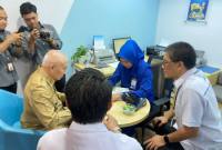 Gubernur Kalimantan Selatan, H Muhidin, saat membuka rekening Valuta Asing sebagai nasabah perdana Bank Devisa.