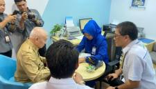 Gubernur Kalimantan Selatan, H Muhidin, saat membuka rekening Valuta Asing sebagai nasabah perdana Bank Devisa.