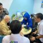 Gubernur Kalimantan Selatan, H Muhidin, saat membuka rekening Valuta Asing sebagai nasabah perdana Bank Devisa.