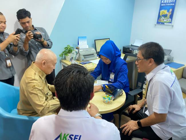 Gubernur Kalimantan Selatan, H Muhidin, saat membuka rekening Valuta Asing sebagai nasabah perdana Bank Devisa.