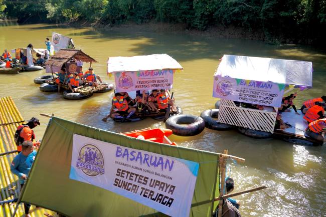 Dalam rangka memperingati Hari Lingkungan Hidup Sedunia, Komunitas Jelajah Balangan menggelar Babarasih Aliran Sungai Balangan (BASARUAN) IV di Desa Balang, Kecamatan Paringin, Kabupaten Balangan, Sabtu (20/6/2026). - Foto: Mc.Balangan