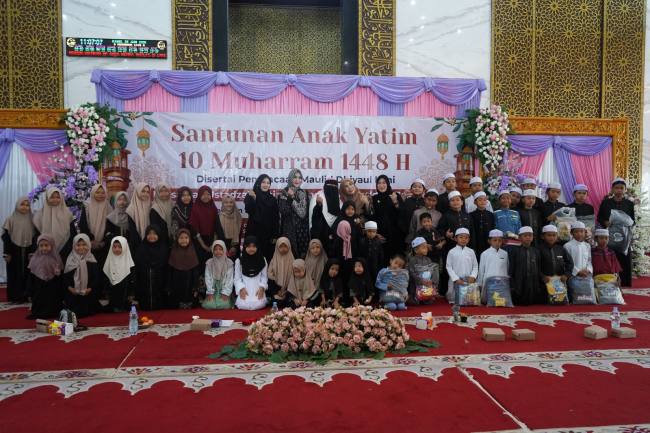 50 anak yatim menerima santunan pada peringatan 10 Muharam 1448 Hijriah yang digelar di Masjid Al-Akbar Balangan, Kecamatan Paringin Selatan, Kamis (25/6/2026). - Foto: Mc.Balangan