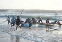 Foto Ilustrasi - Nelayan beraktivitas di tengah gelombang air laut. (Foto: Shutterstock)